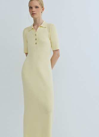 Платье в рубчик с воротником поло