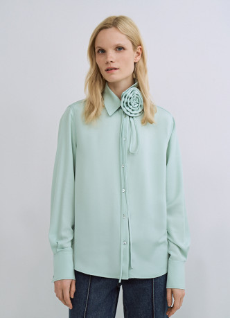 Блузка с декоративным цветком