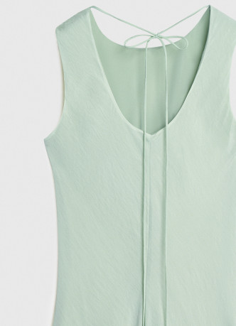 Приталенное платье из тенселя с расклешенной юбкой