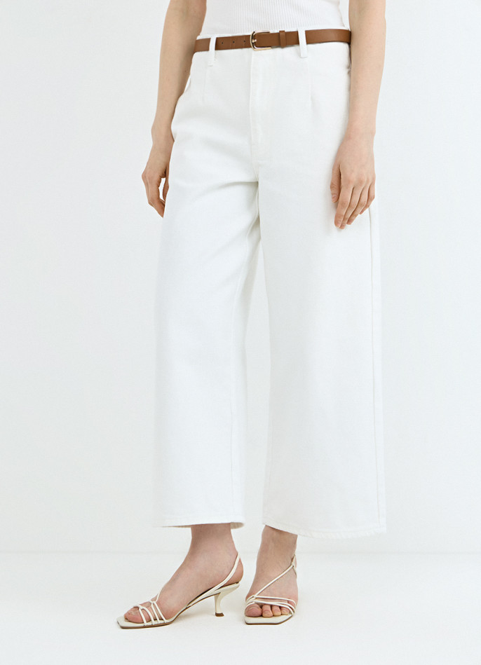 Укороченные широкие джинсы с ремнём