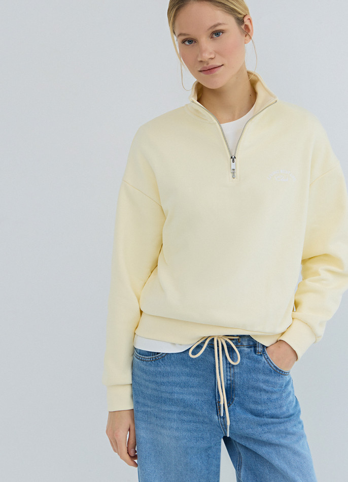 Толстовка с воротником-стойкой на молнии