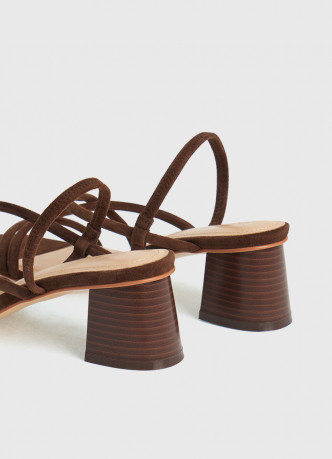 Босоножки на каблуке