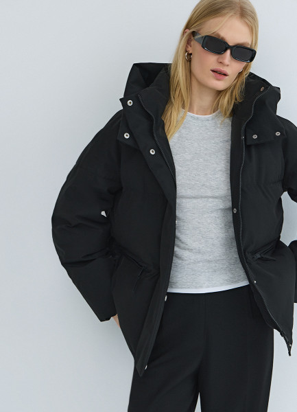 Утеплённая куртка с капюшоном Черный 5999₽