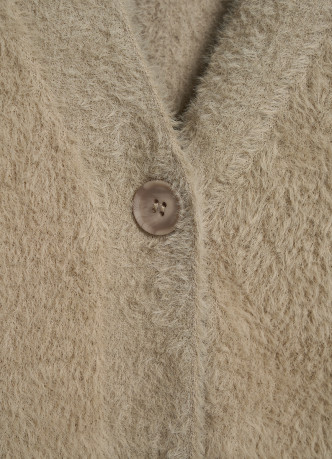 Кардиган из пушистой пряжи на пуговицах