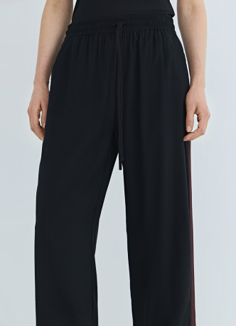 Прямые брюки с лампасами