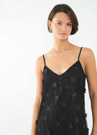 Платье с пайетками и декором в виде цветов