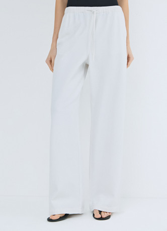 Тонкие джинсы на резинке со средней посадкой