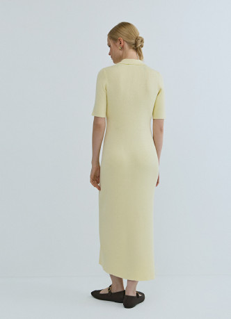 Платье в рубчик с воротником поло