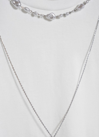 Футболка с ожерельем