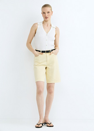 Трикотажный жилет в рубчик с воротником