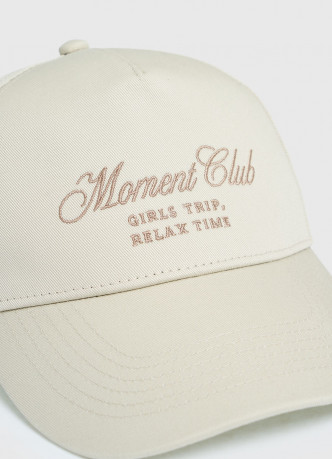 Джинсовая бейсболка с вышивкой