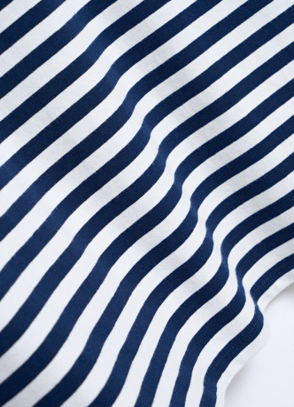 Футболка в полоску со спущенным плечом