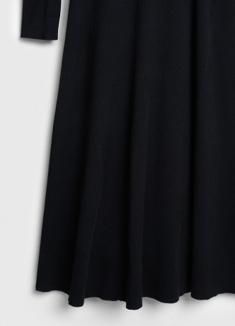 Вязаное платье с воротником поло на пуговицах