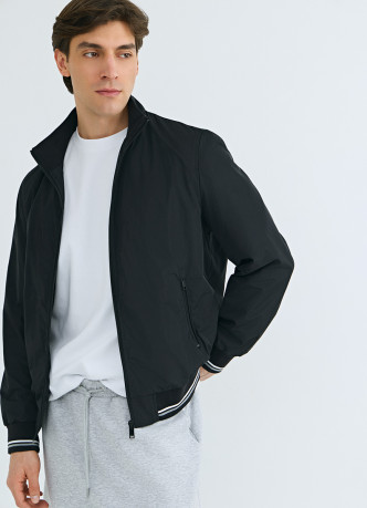 Бомбер с контрастными деталями