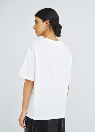 Футболка с декором из навесных цепочек