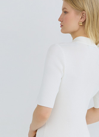 Платье в рубчик с воротником поло