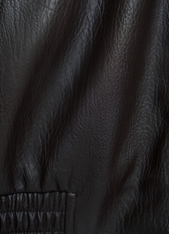 Легкая куртка из искусственной кожи