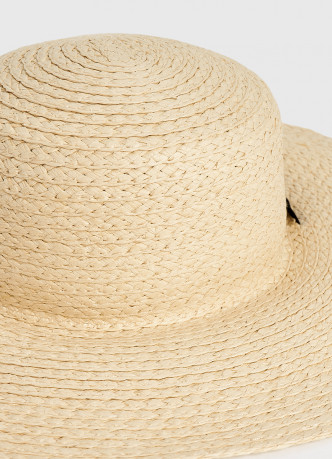 Соломенная шляпа с круглыми полями и лентой