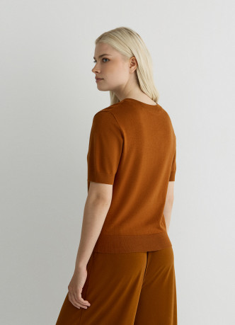 Базовый джемпер с коротким рукавом и V-образной горловиной