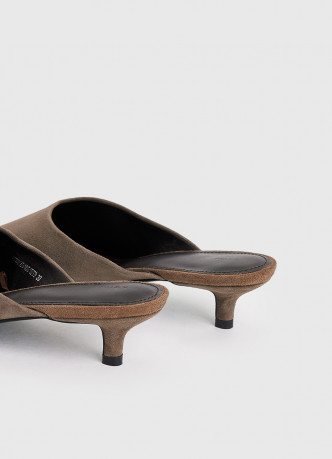 Замшевые мюли на каблуке