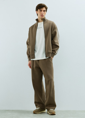 Бомбер на молнии с контрастными деталями