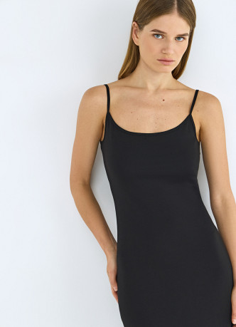 Приталенное платье на тонких бретелях