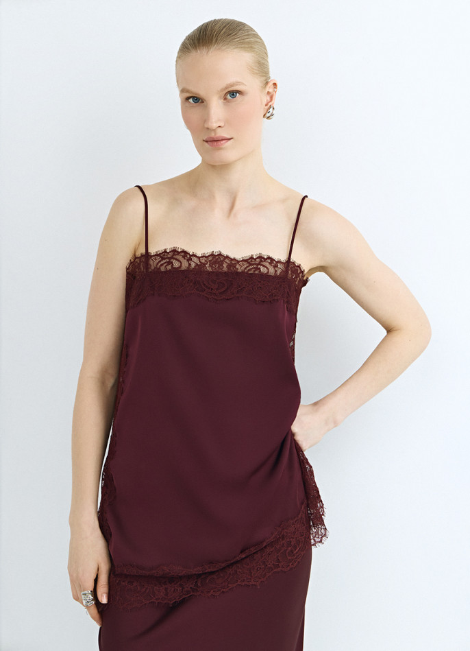 Удлинённый топ с кружевом