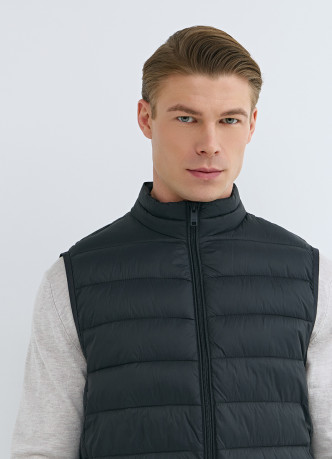 Ультралёгкий жилет с воротником-стойкой