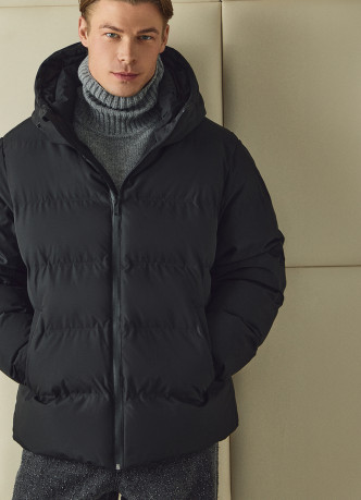 Утеплённая куртка с капюшоном и бесшовной стёжкой