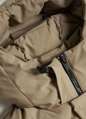 Утеплённая куртка с капюшоном