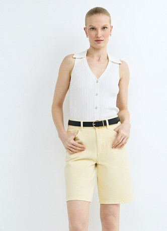 Трикотажный жилет в рубчик с воротником