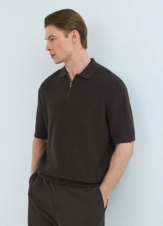 Поло из текстурной ткани с молнией