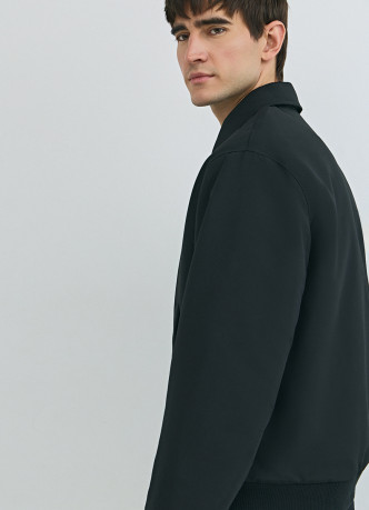 Утеплённый бомбер с отложным воротником