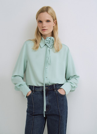 Блузка с декоративным цветком