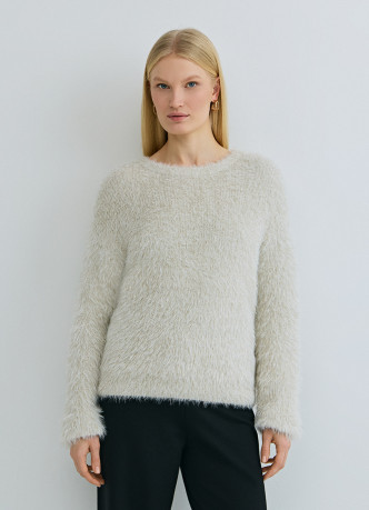 Пушистый блестящий джемпер