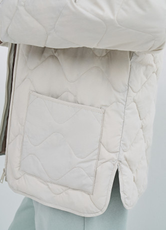 Легкая стеганая утепленная куртка