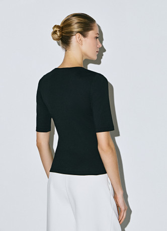 Футболка в рубчик с V-образной горловиной