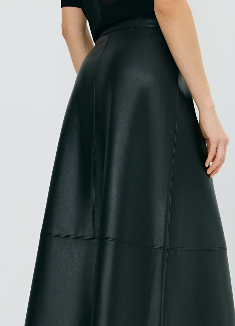 Етік киген юбка астында