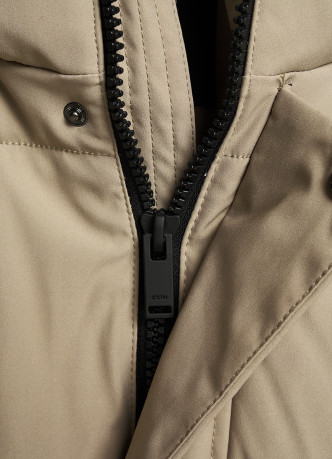 Утеплённая куртка с капюшоном