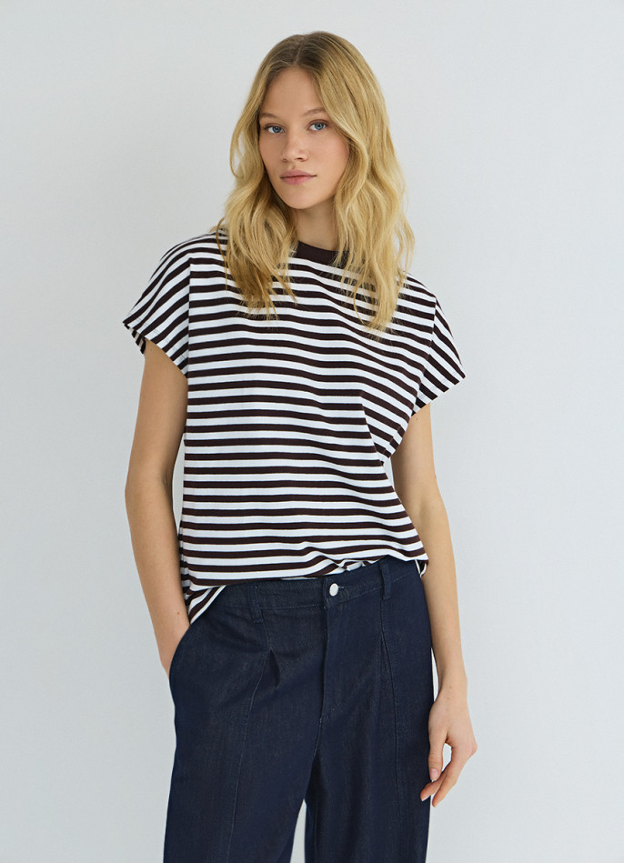 Футболка в полоску со спущенным плечом