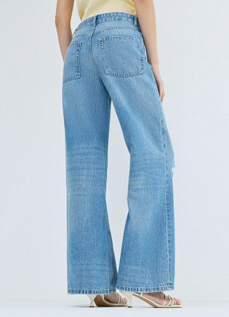 Широкие джинсы с разрезами на коленях