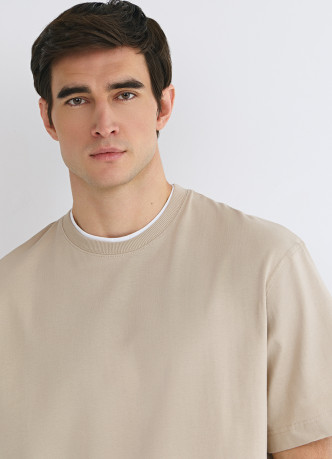 Футболка из плотного хлопка с контрастными деталями