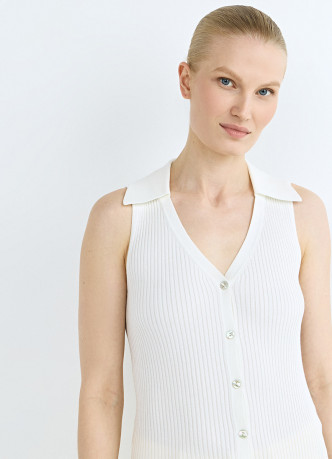 Трикотажный жилет в рубчик с воротником