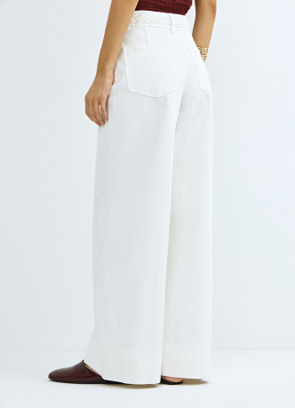 Широкие джинсы с плетением на поясе