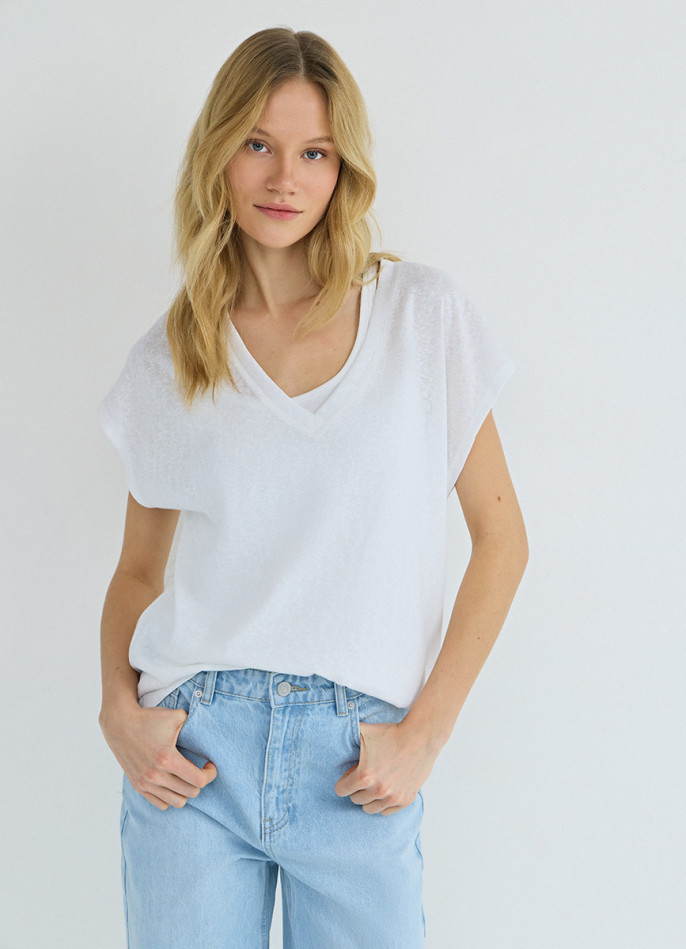 Футболка с V-образным вырезом