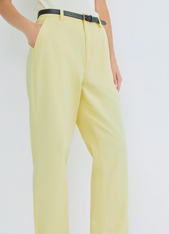 Чиносы с ремнём