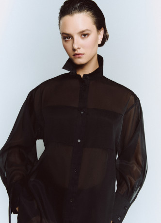 Полупрозрачная блузка из органзы с тонким поясом