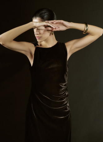 Бархатное платье с асимметричными лямками