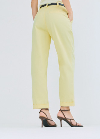 Чиносы с ремнём