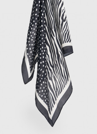 Платок с анималистичным принтом